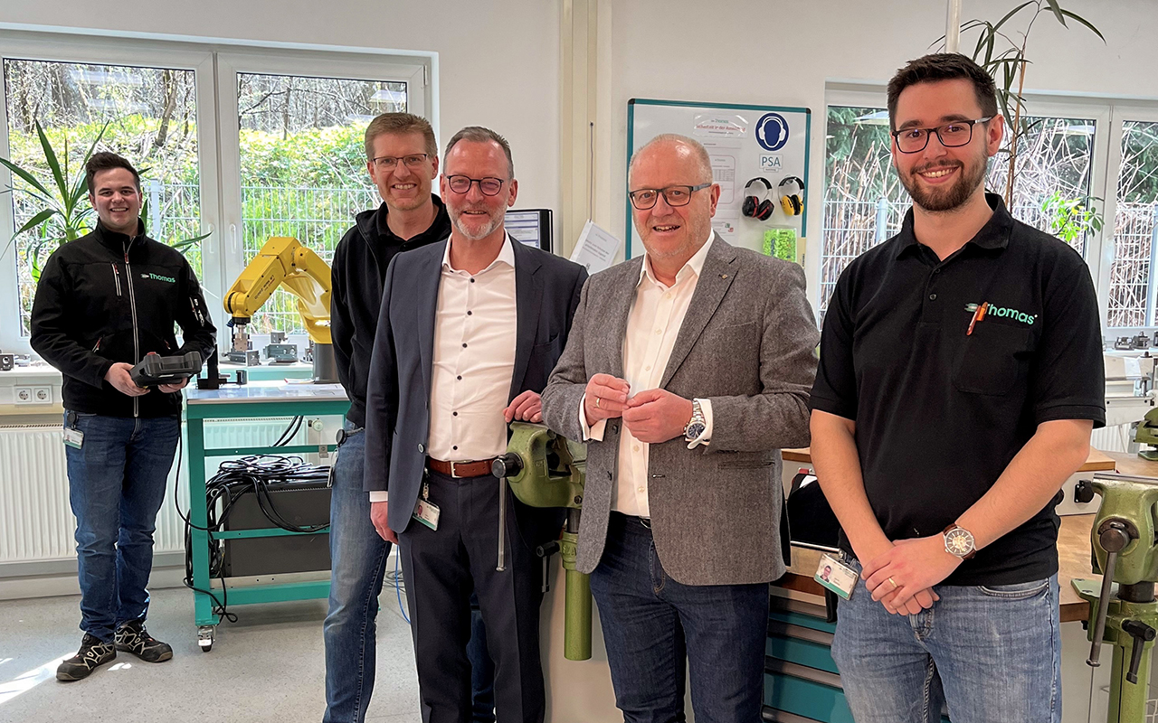 Besuch in der Ausbildungswerkstatt: Auszubildender Jona Strhmer, Service Technician Injection Moulding Andr Rder, CEO Markus Krauss, Landrat Dr. Peter Enders und Instructor Education Marvin Ramos (v.l.).  (Foto: Fa. Thomas)