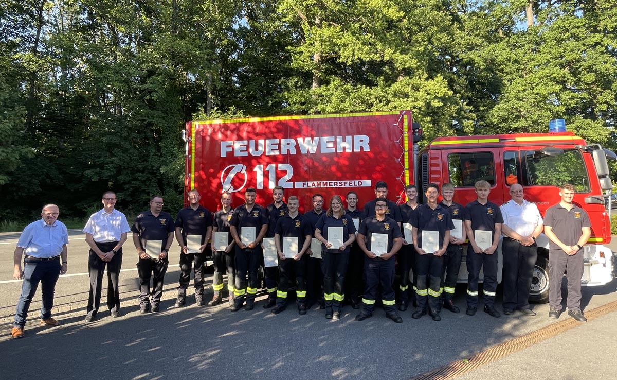 Alle Befrderten und Geehrten vor dem Mehrzweckfahrzeug (Fotos: Feuerwehr)