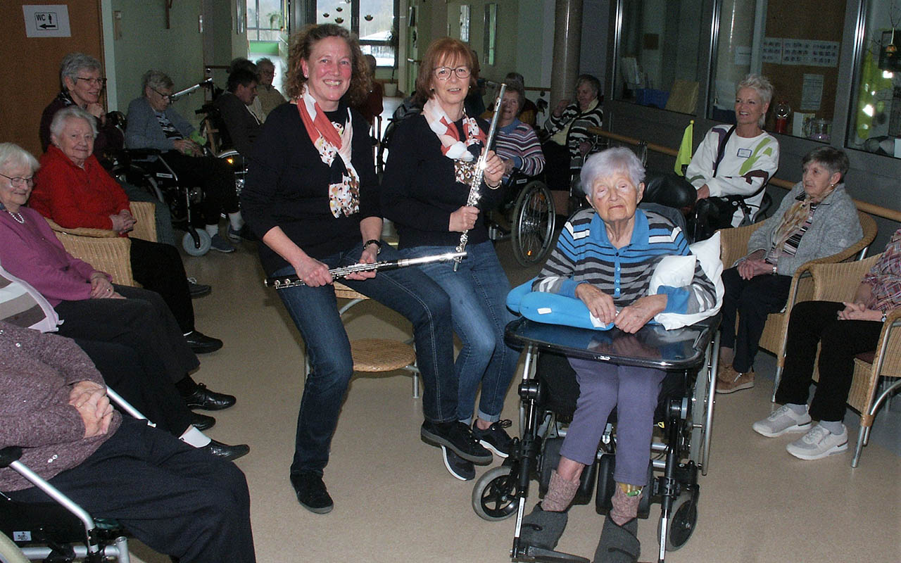 Beate Weitz (li.) und Barbara Bauer schickten mit ihren Querflten Ostergre zu den Bewohnern des Seniorenheims St. Hildegard in Wissen. (Foto: Bernhard Theis)
