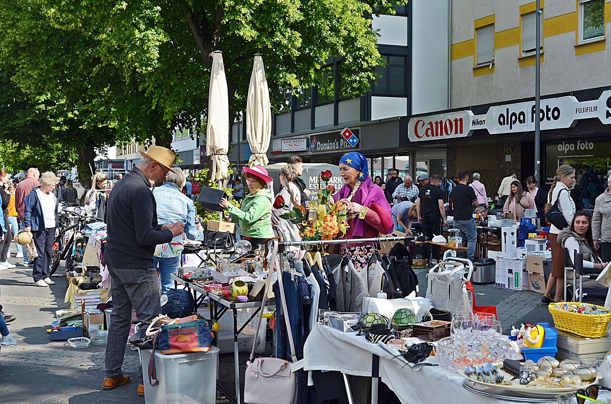 Schtze entdecken und Schnppchen machen: Flohmarkt lockt in die Neuwieder Innenstadt