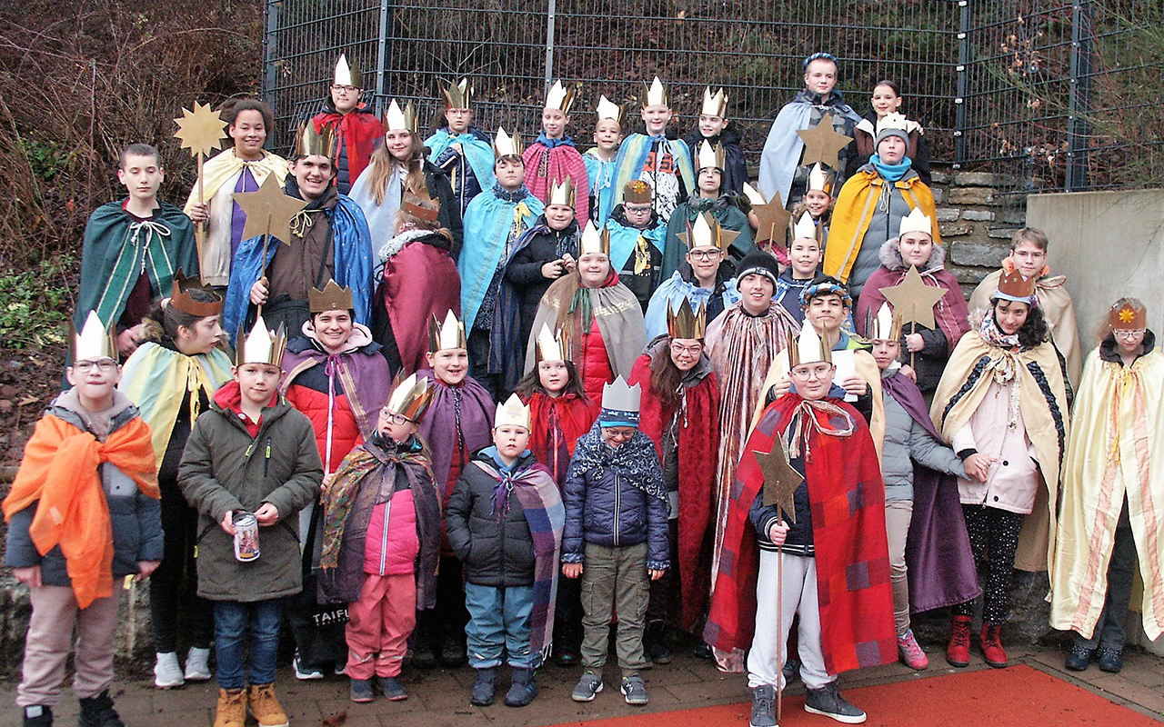 Die Sternsinger der Frderschule Wissen klingelten an den Haustren. (Foto: Bernhard Theis)