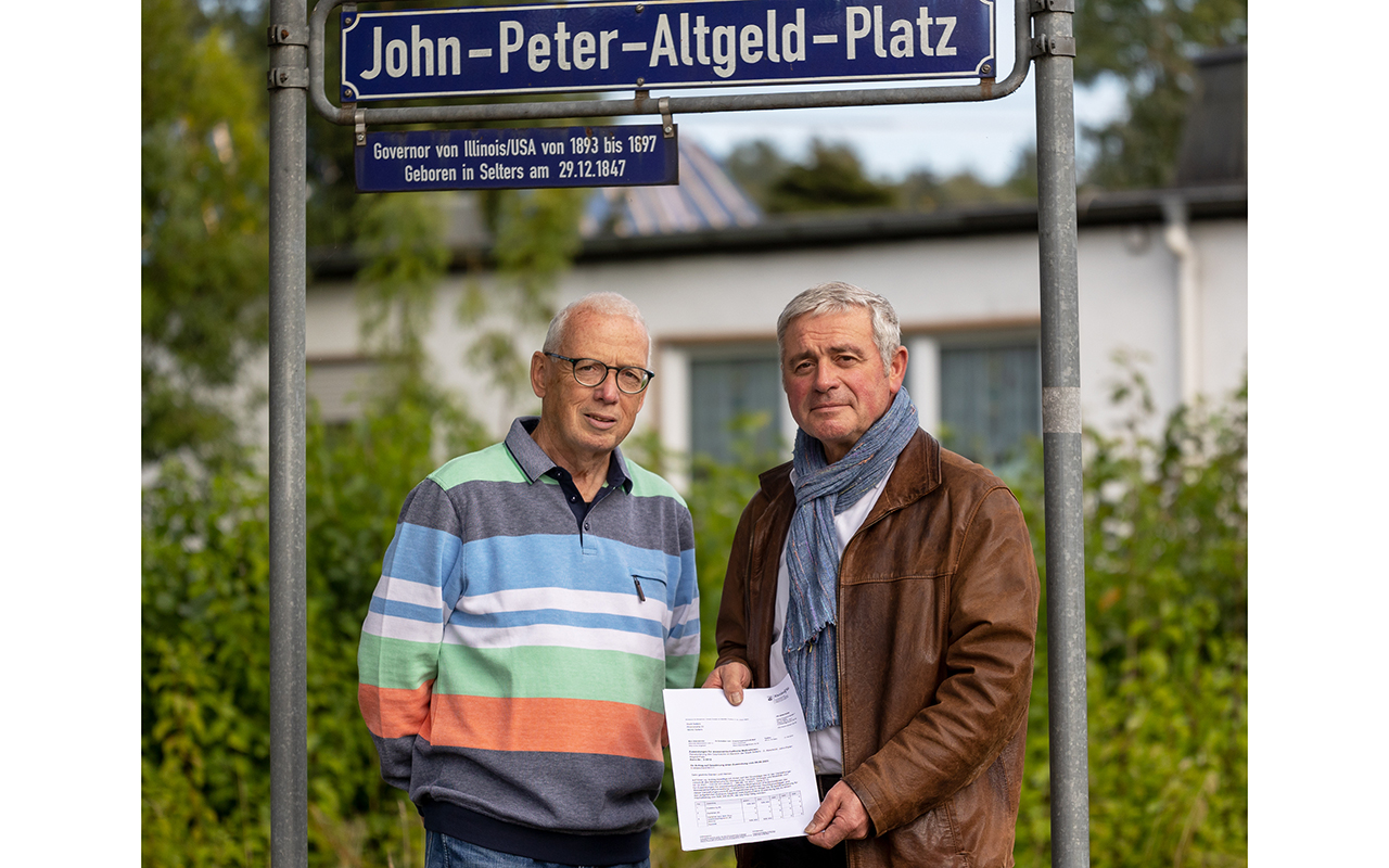 Stadtbrgermeister Rolf Jung, Brgerliste (rechts) und Beigeordneter Volker Hummerich (SPD) sind froh, endlich den Frderbescheid in den Hnden halten zu knnen. (Foto: Eckhard Schneider) 