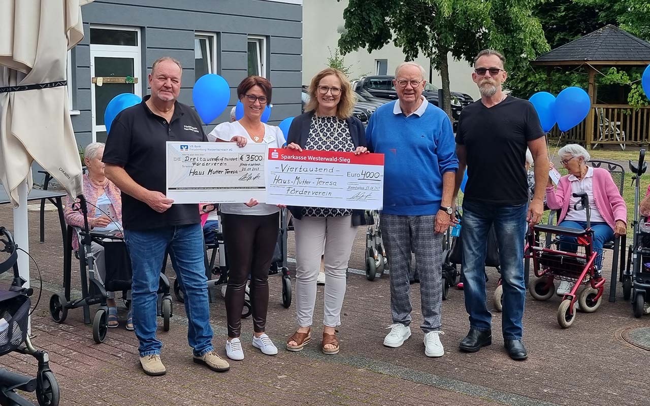 Von rechts nach links: Rainer Kessler, Klaus-Jrgen Griese, Claudia Bommer, Nicole Jud und Andreas Metz, Zweiter Vorsitzender des Frdervereins. (Foto: Rainer Kessler)
