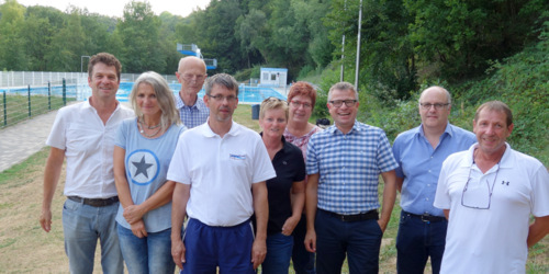 Mit einer Begehung der Freibadanlage in Wissen begann der junge Frderverein Siegtalbad, der inzwischen als gemeinntzig anerkannt wurde, seine Sacharbeit. (Foto: Frderverein Siegtalbad) 