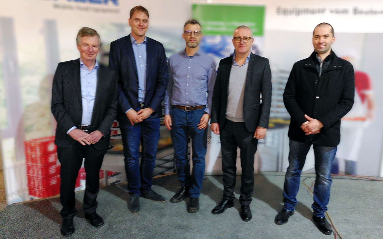 Ekkehard Schneider (von links), Lars Kober, Markus Gro, Michael Khler und Nico Reim beim Rundgang durch das Unternehmen des Gastgebers. (Foto: Iris Scharenberg-Henrich)
