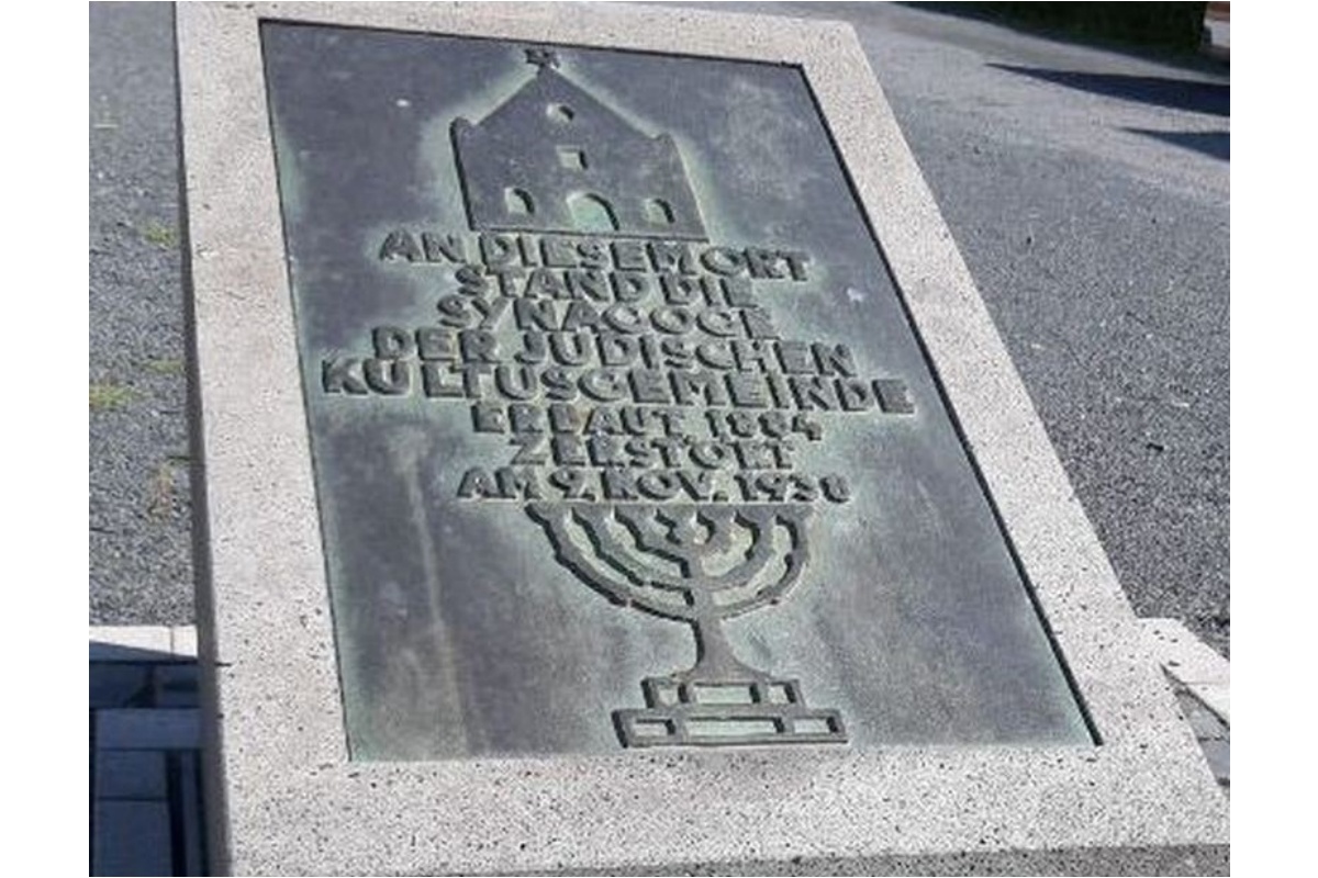 Diese Tafel erinnert an den Standort der Synagoge in Altenkirchen. (Foto: Kreisvolkshochschule)