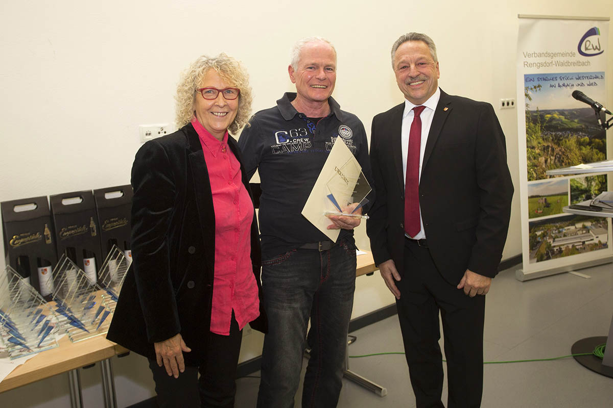 Ortsbrgermeisterin Claudia Runkel (links) und Brgermeister Hans-Werner Breithausen (rechts) gratulieren dem Ehrenamtspreistrger Frank Reinhard. Foto: Wolfgang Tischler