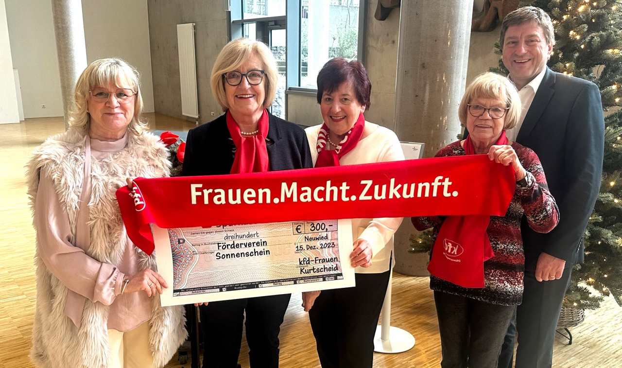 Die kfd-Frauen aus Kurtscheid, Angelika Wittlich, Lisa Schnenbach und Gudrun Lacher (2., 3. und 4. v. links), berreichen den Vorstandsmitgliedern von Sonnenschein Dr. Marc Bohr (rechts auen) und Ulrike Brder-Sauerbrei (links auen) einen
Spendenscheck. (Foto: Daniel Grube)
