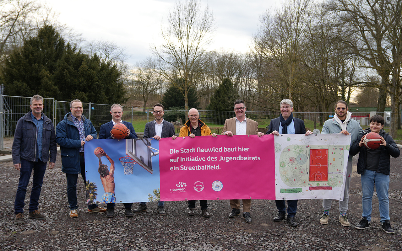 Freuen sich auf den neuen Streetballplatz: Der Neuwieder Stadtvorstand, das Jugend- sowie das Bauamt haben bei der Planung und Umsetzung des Bauprojekts eng mit dem Jugendbeirat zusammengearbeitet. (Foto: Felix Banaski)
