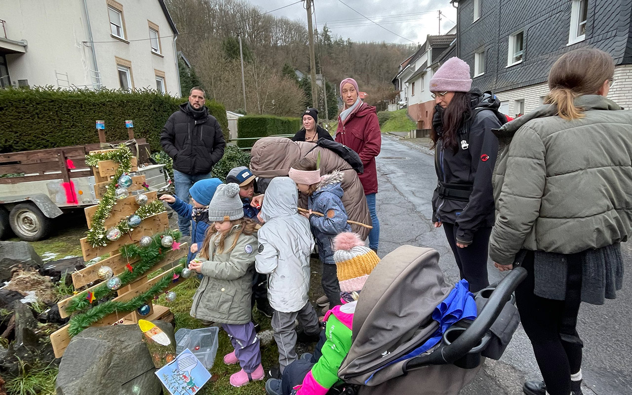 Entlang des Weihnachtswegs in Freusburg gab es fr die Kinder viele Mitmachaktionen (Fotos: Kita Wirbelwind, F. Eggert).