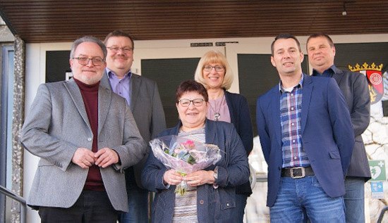 Gratulationen fr die Jubilarin: (von links) Michael Wagener, Klaus Becher, Jutta Frickel, Manuela Pfeifer, Michael Herzog und Marco de Nichilo. (Foto: Verbandsgemeindeverwaltung) 