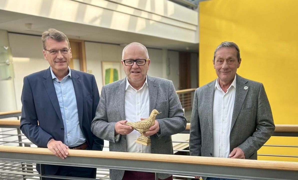 Prsentieren gemeinsam die vergoldete Friedenstaube: (von links) Dr. Andreas Reingen, Vorstandsvorsitzender der Sparkasse Westerwald-Sieg, und die Landrte Dr. Peter Enders (Altenkirchen) und Achim Schwickert (Westerwaldkreis). (Foto: D. Gerhards)