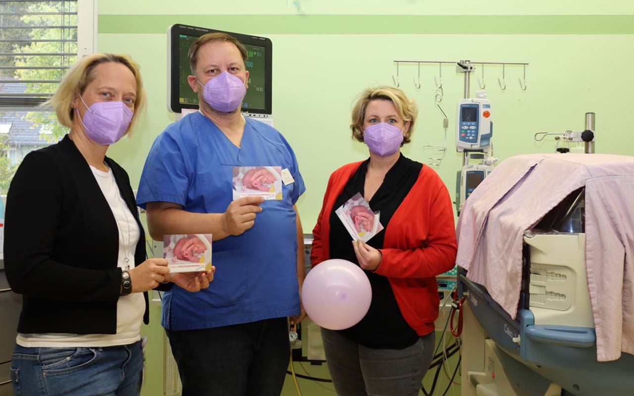 Simone Hensel (Bereichsleitung Pflege), Markus Pingel (rztlicher Direktor und Chefarzt Neonatologie und Pdiatrische Intensivmedizin) und Verena Klein (Stationsleitung Perinatalzentrum) mit den Aktionsmaterialien. (Foto: DRK Kinderklinik)