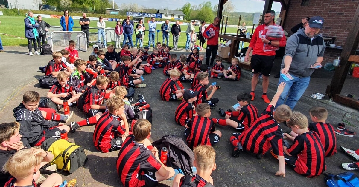 Die jungen Spieler der JSG Siegtal/Heller jubeln: "Endlich Schule"
