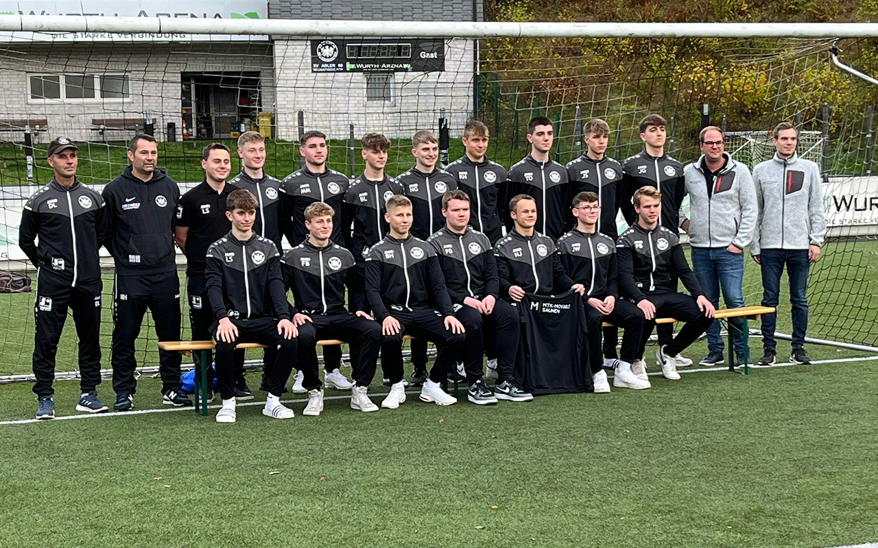 A-Jugend des SV Adler 09 Niederfischbach erhlt neue Trainingsanzge