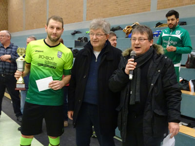 Klaus-Peter Reuter und Wolfgang Hrter (von rechts) nahmen die Siegerehrung vor. Foto: Willi Simon   