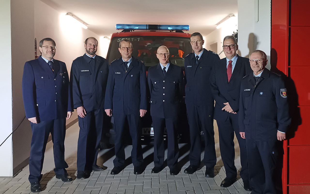 Wahltag bei der Freiwilligen Feuerwehr in Nomborn: Claus Sassen (3.v.l.) wurde als Stellvertretender Wehrfhrer besttigt. Es gratulierten (v.l.) Ortsbrgermeister Patrick Brach, Wehrfhrer Thomas Buschhaus sowie die Feuerwehrspitze der Verbandsgemeinde Montabaur mit Patrick Weyand, Jens Weinriefer, Andree Stein und Hans-Joachim Klimke. (Bild: VG Montabaur / Monique Brill)
