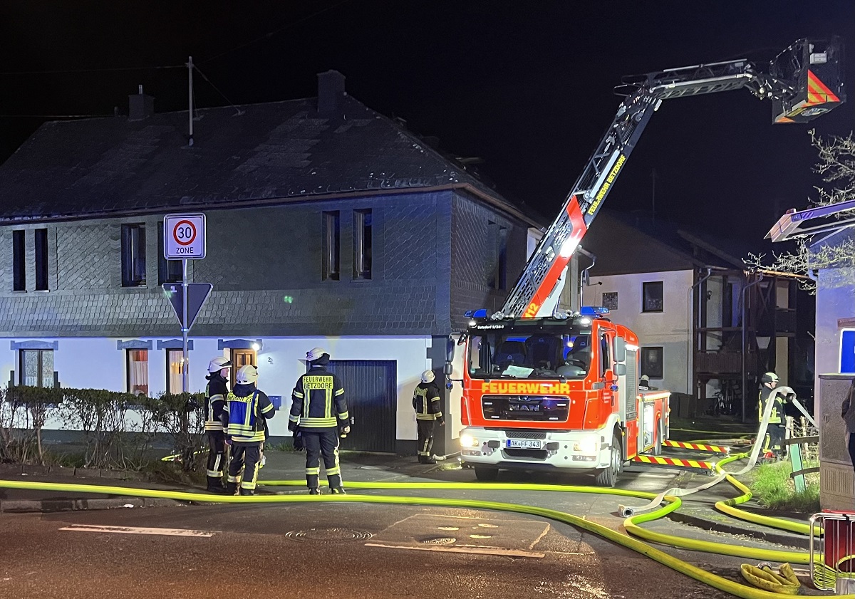 Beim ersten Einsatz in Alsdorf musste in dem Haus nachts ein Zimmerbrand im Dachgeschoss gelscht werden. Der zweite Einsatz fhrte die Wehren in das Steinerother Tal. (Foto: Feuerwehr)