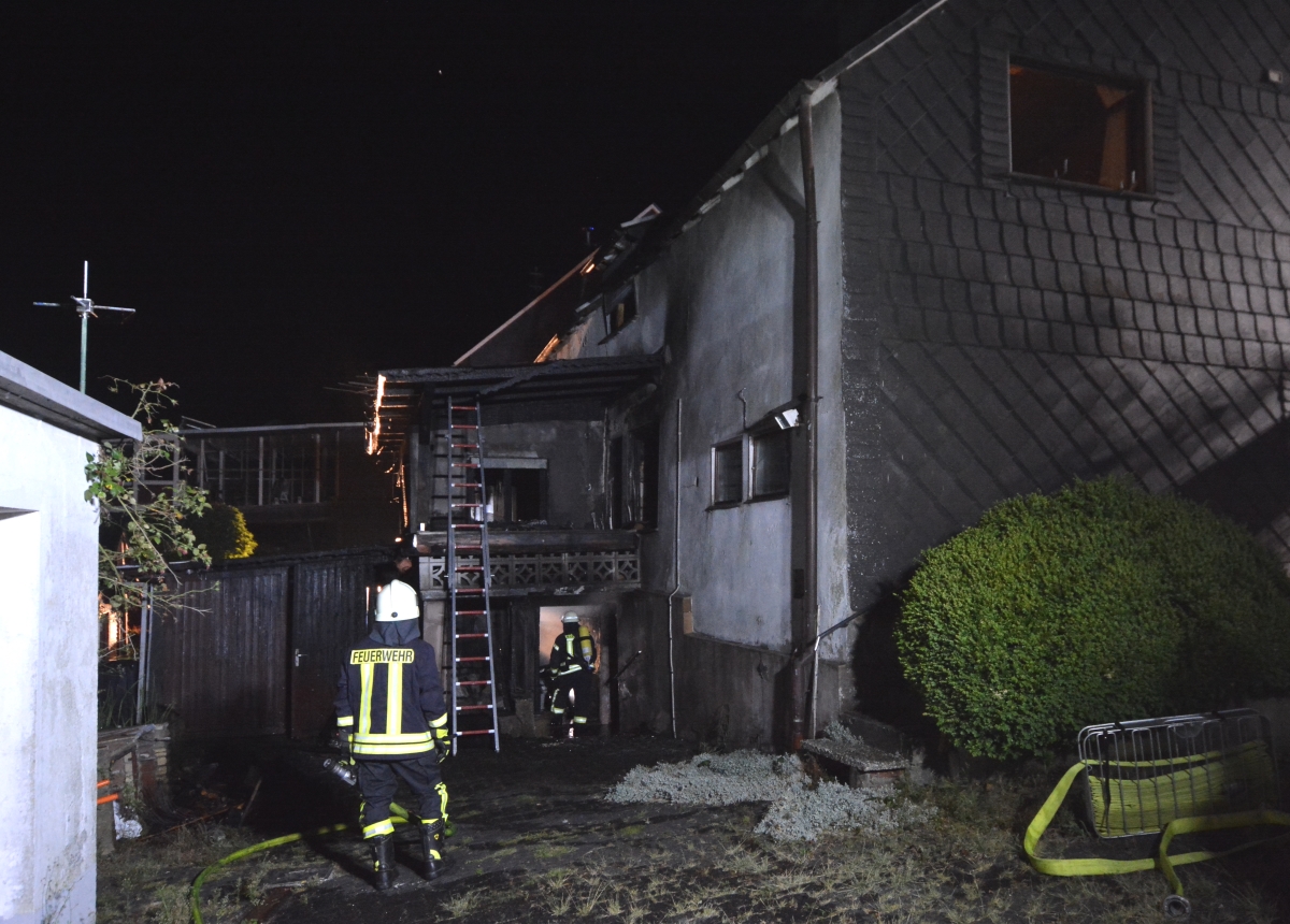 Elkenroth: Nach nchtlichem Brand Wohnhaus unbewohnbar - 63 Einsatzkrfte vor Ort
