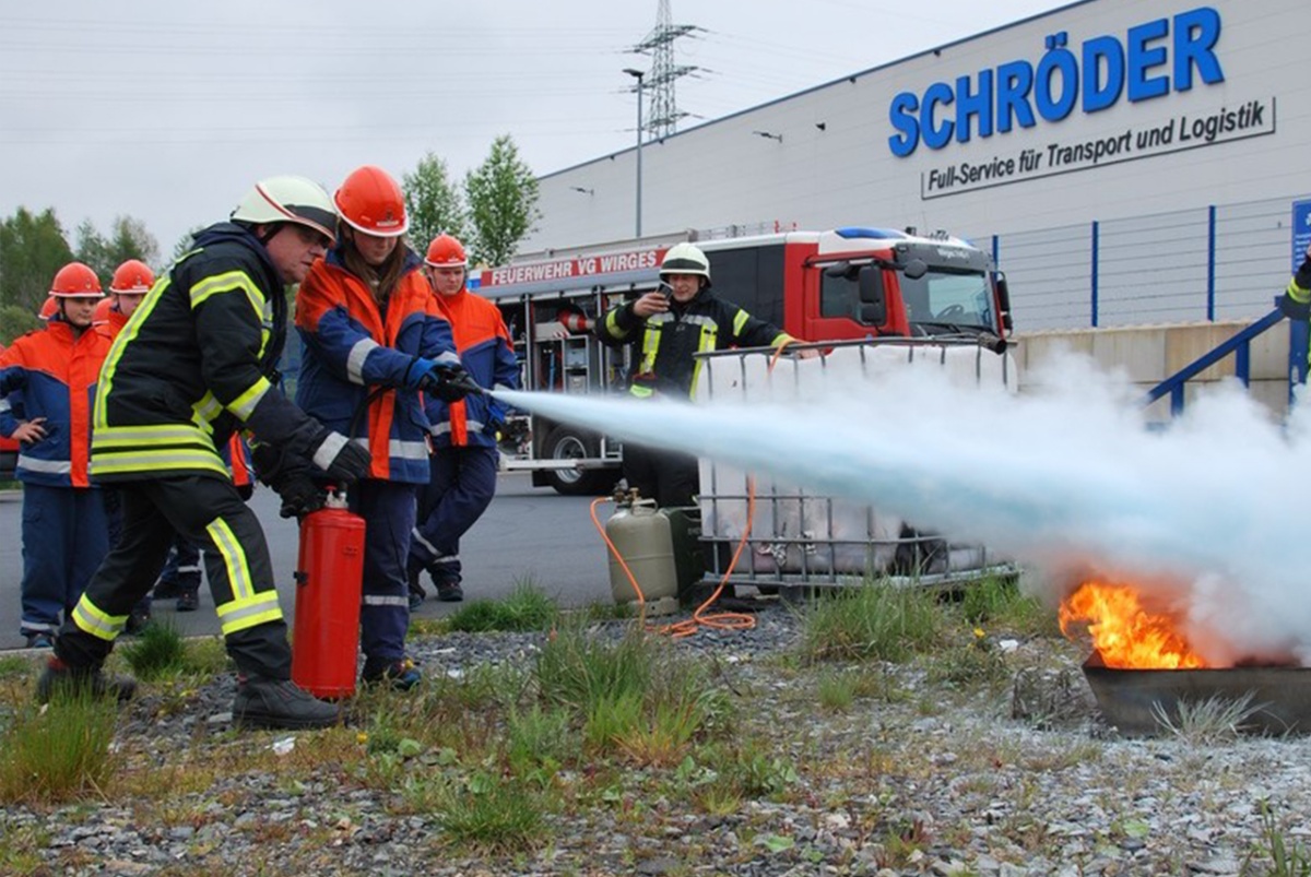 Die zwlf Mdchen und Jungs wurden beim Berufsfeuerwehrtag mchtig gefordert. (Fotos: Leon Prangenberg / FF Wirges)