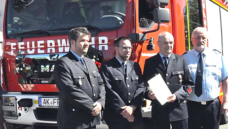 Gute Stimmung in Pleckhausen: (von links) der Pleckhausener Wehrfhrer Michael Becker, Wehrleiter Stefan Krmer, der frhere Wehrleiter Rainer Schuster und Kreisfeuerwehrinspekteur (KFI) Dietmar Urrigshardt. (Foto: kk)