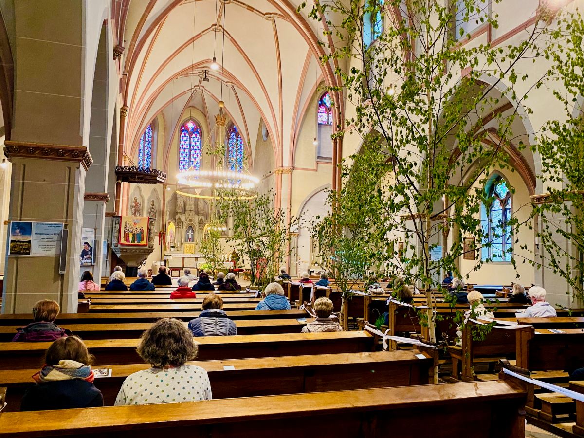 Pfingstnovene 2021: Viele Glubige aus verschiedenen Kontexten kamen neun Abende lang - auf Abstand - in der Betzdorfer Kirche zusammen. Im gleichen Stil ldt man nun zur Friedenswoche. (Foto: St. Ignatius)