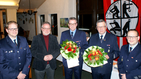 Abschied fr zwei, die Spuren hinterlassen bei der VG-Feuerwehr Wissen: (von links) der neue stellvertretende VG-Wehrleiter Daniel Hundhausen, Brgermeister Michael Wagener, Dieter Dornhoff und Roman Rth sowie VG-Wehrleiter Stefan Deipenbrock. (Foto: Schultheis)