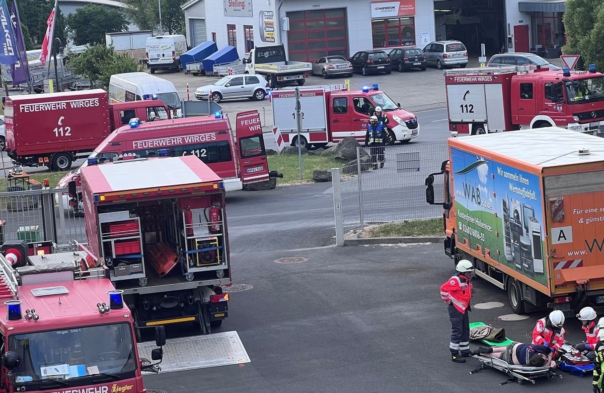 Verpuffung mit mehreren Verletzten: Feuerwehr Wirges bt Ernstfall, um Leben zu retten