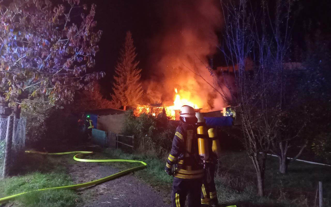 In Ehlscheid standen zwei Gartenhtten einer Kleingartenanlage in Brand 