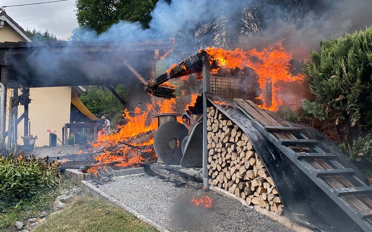 Ein Gartenhaus geriet in Brand. (Fotos: FF VG Rengsdorf-Waldbreitbach)