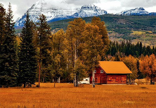 Foto Quelle: <a href=https://www.pexels.com/de-de/foto/brown-cabin-in-der-nahe-von-baumen-und-bergen-221502/ target=_blank rel=nofollow>pexels.com</a>