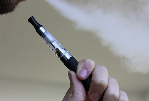 Beim Vapen werden weniger Giftstoffe inhaliert als beim Rauchen! Foto Quelle: pixabay.com / <a href=https://pixabay.com/de/users/lindsayfox-2320706/ target=_blank rel=nofollow>lindsayfox</a>