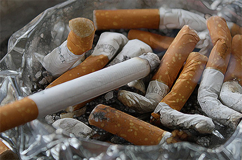 Image by <a href=https://pixabay.com/photos/cigarettes-ashtray-ash-smoking-83571/ target=_blank rel=nofollow>Gerd Altmann from Pixabay</a>