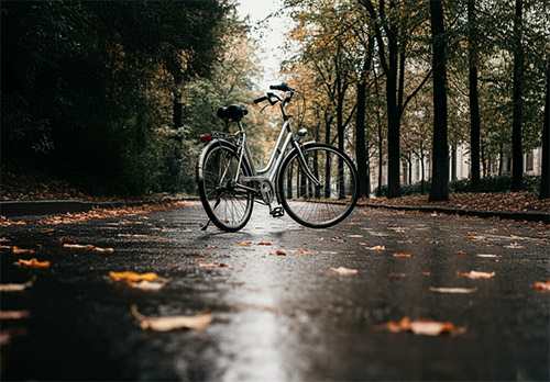 Gerade in den dunklen Jahreszeiten ist beim Radfahren besondere Vorsicht geboten. KI generiertes Bild