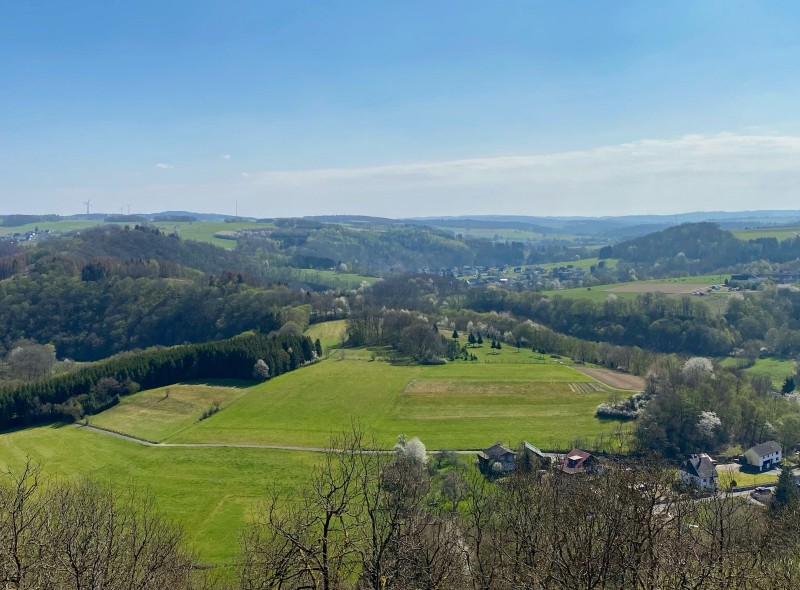 Foto / Quelle: Bjrn Schumacher / <a href=https://www.verliebt-in-den-westerwald.de/artikel/89520-westerwald-tipps--der-aussichtspunkt-sonnenberg-bei-isert target=_blank rel=nofollow>www.verliebt-in-den-westerwald.de</a>