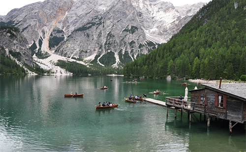 Ein Spa fr die ganze Familie: Auf dem Pragser Wildsee gibt es viele Wassersport-Mglichkeiten. Foto Quelle: pixabay.com / <a href=https://pixabay.com/de/users/vaiunruh-13965679/ target=_blank rel=nofollow>vaiunruh</a>