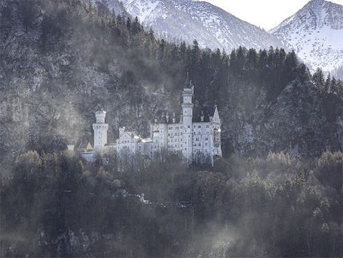 Schloss Neuschwanstein in Fssen ist weltberhmt und lockt jedes Jahr viele Besucher an. Foto Quelle: pixabay.com / <a href=https://pixabay.com/de/users/butterflystroke-3334175/ target=_blank rel=nofollow>butterflystroke</a> 