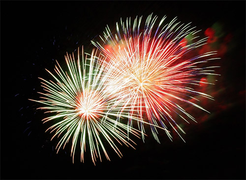 Ein spektakulres Feuerwerk bildet den Abschluss der Fte du Lac dAnnecy in Frankreich. Foto Quelle: pixabay.com / <a href=https://pixabay.com/de/users/ericspaete-111543/ target=_blank rel=nofollow>ericspaete</a>