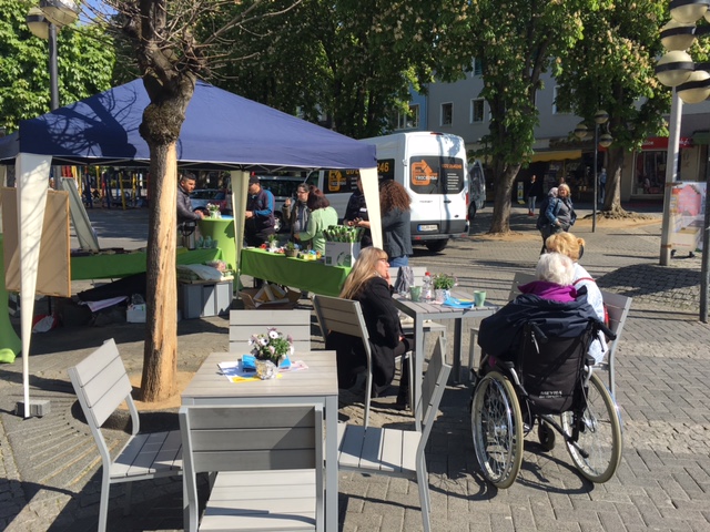 Gebrdencafe in Fugngerzone zum Aktion-Mensch-Tag