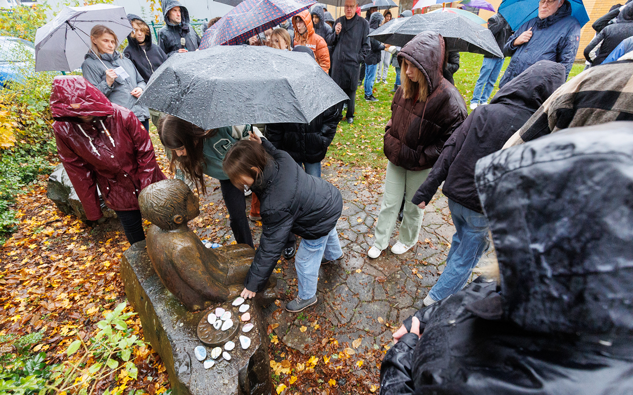 Bei regnerischem Wetter erinnerten rund 40 junge Menschen sowie Vertreter der Kirchen und Kommune am Westerburger Rolf-Simon-Schaumburger-Denkmal an das Schicksal der jdischen Mitbrger, die Opfer der NS-Herrschaft wurden. (Foto: Peter Bongard)
