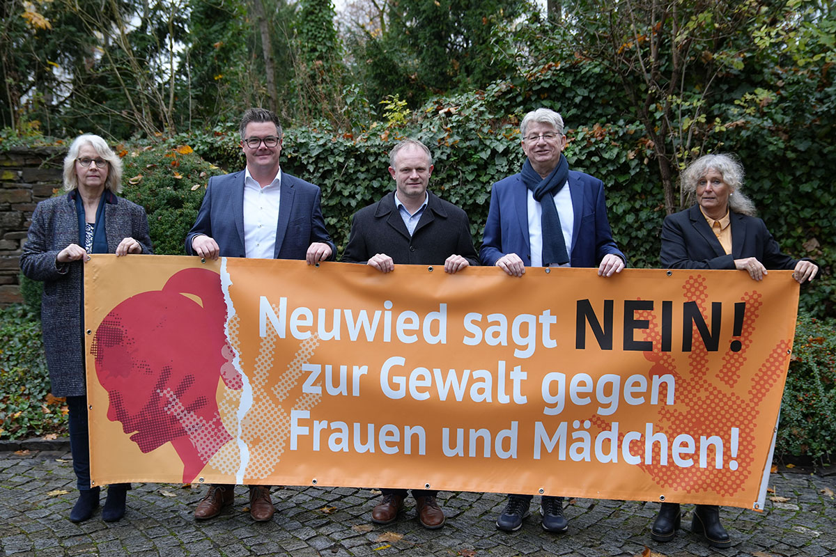 Birgit Bayer (links) und Astrid Thol (rechts) organisieren als Gleichstellungsbeauftragte der Stadt Neuwied auch eine Banneraktion an den Verwaltungsstandorten. Neuwieds Stadtvorstand, Oberbrgermeister Jan Einig (Mitte), Brgermeister Peter Jung (2. v.l.) und Beigeordneter Ralf Seemann (2. v.r.) untersttzen die Aktion ausdrcklich. Fotos: Melanie Lange