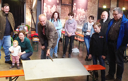 Arbeiten wie sie der der Schnapper im Walzwerk einst ausfhrte. Besucher aus Aachen, Windeck und der Region auf Exkursion im ehemaligen Walzwerk Wissen, heute die Halle fr Kultur. Foto: pr