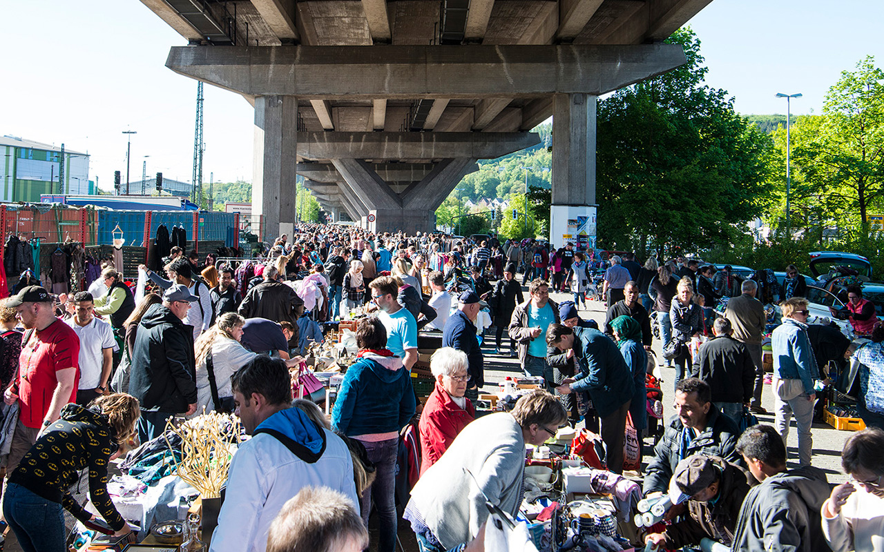 Der Flohmarkt lockte viele Aussteller und Besucher an. (Foto: Martin Lssig)