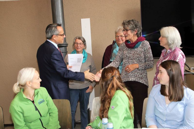 Alle nochmal zum Anfang und ein Anfang fr Alle:  Der gewoNR-Vorstand bereicht den unterzeichneten Mietvertrag an Stefan Birkenbeil GSG Abteilungsleiter. Fotos: W. Luttenberger