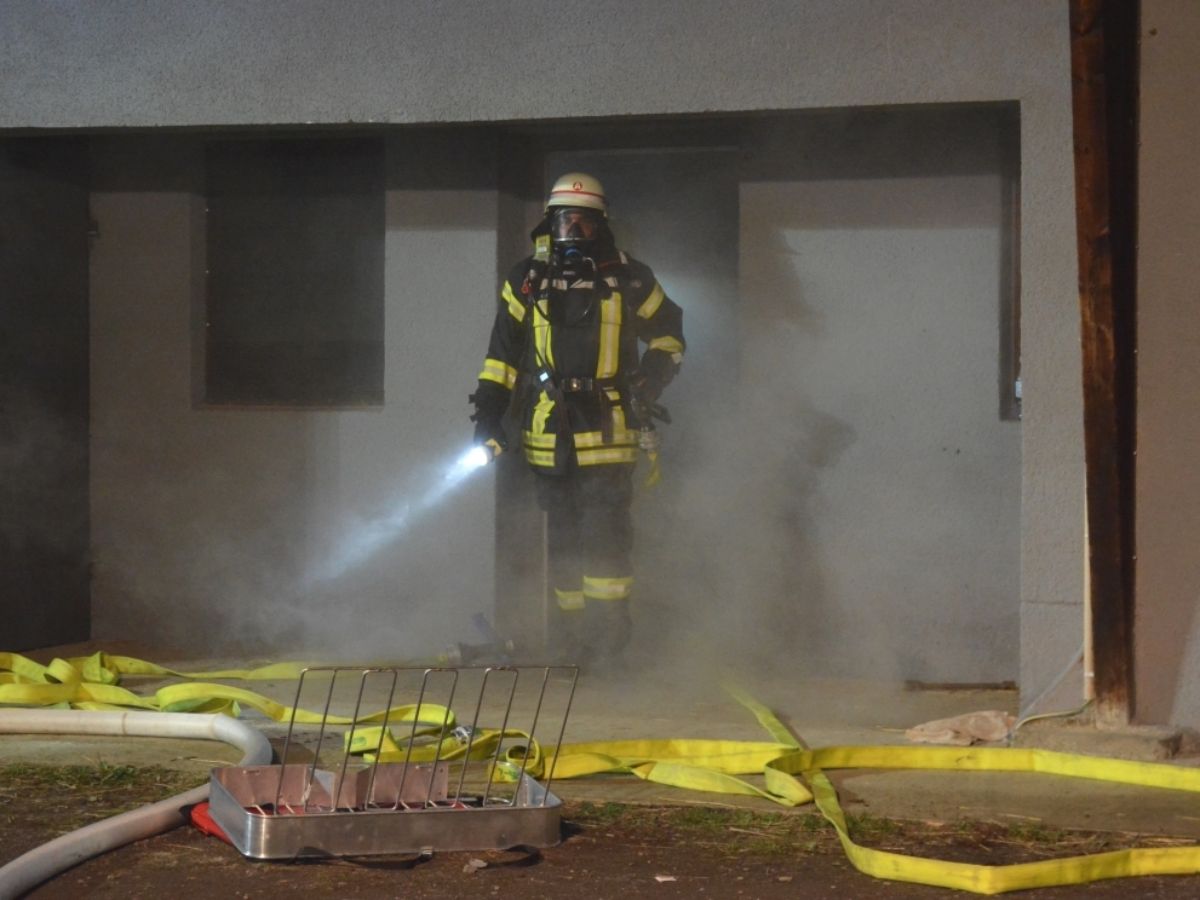 Alle Personen sind gerettet. Nun knnen die von der Nebelmaschine mit Dunst geschwngerten Rume belftet werden. (Fotos: tt) 