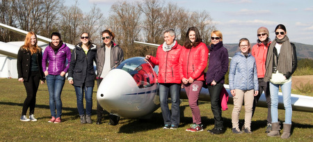 Der Segelflugclub Betzdorf-Kirchen ldt bereits zum vierten Mal zum Girls Day ein. Die Teilnehmerinnen im Vorjahr hatten reichlich Spa (Foto: Segelflugclub Betzdorf-Kirchen/M. Achenbach) 