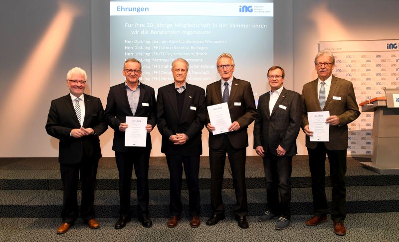 Kammerprsident Dr.-Ing. Horst Lenz (l.) ehrt bei der Mitgliederrunde die anwesenden Mitglieder Dipl.-Ing. Matthias Thiele, Dipl.-Ing. (FH/F) Guy Schulbaum, Dipl.-Ing. Paul Conrad, Dipl.-Ing. (FH) Joachim Kratz sowie Dipl.-Ing. (FH) Wolfgang Bartsch mit der goldenen Ehrennadel fr ihre 30-jhrige Mitgliedschaft. Foto: Veranstalter 