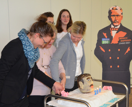 Die LernerInnen hatten sogar eine Raiffeisen-Torte gebacken, die das Projektteam  bestehend aus (von links) Renate Scheffler, Veronica Hillesheim und Jenny Gro -  anschneiden durften. (Foto: Raiffeisen-Campus)