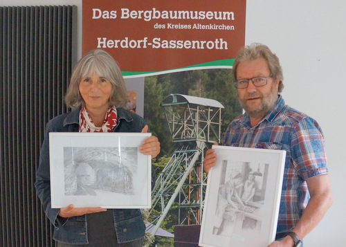 Ulrike Aepfelbach und Museumsleiter Achim Heinz zeigen die aktuellen Werke der Knstlerin, die im Bergbausmuseum Herdorf-Sassenroth gezeigt werden. (Foto: Bergbaumuseum) 