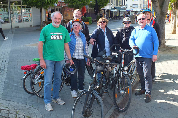 Grne besichtigen Problemstellen der Fahrradwege in Neuwied